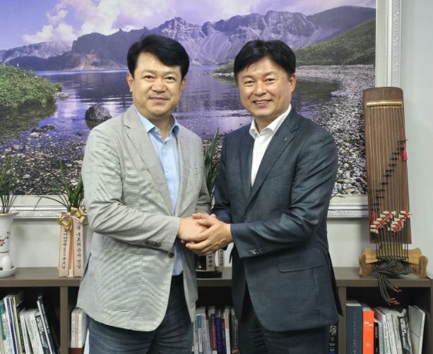 조용익 부천시장이 지난 8월 4일, 국회 국토교통위원회 간사인 복기왕 의원을 만나 주거·도시개발·교통 등 지역 내 굵직한 현안들을 건의했다.