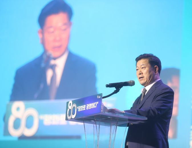 박승원 광명시장이 14일 오후 일직동 아이벡스 스튜디오에서 열린 '제5회 광명시 평화주간' 개막식에서 개회사를 하고 있다.