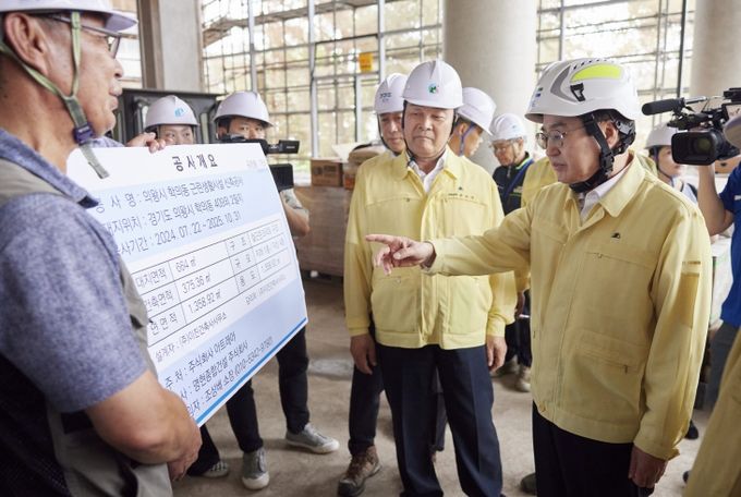 14일 오후 김동연 경기도지사가 의왕시 학의동 건설현장을 방문해 건설업 산업재해 취약요인 점검을 하고 있다.