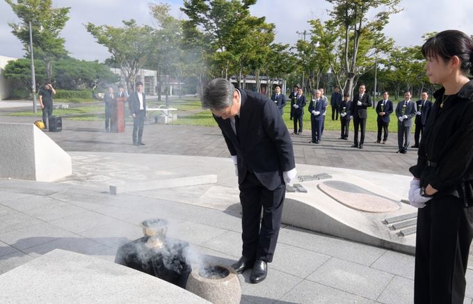 강기정 광주광역시장이 15일 광복 80주년을 맞아 광주독립운동기념탑에서 참배하고 있다.