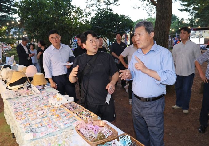 ‘왕왕작작 골목상권 세일 페스타’ 현장 방문한 김완근 제주시장