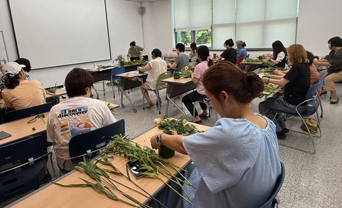 함안군립칠원도서관 8월 일일 강좌‘생화를 이용한 장식(내추럴 센터피스) 만들기’성료