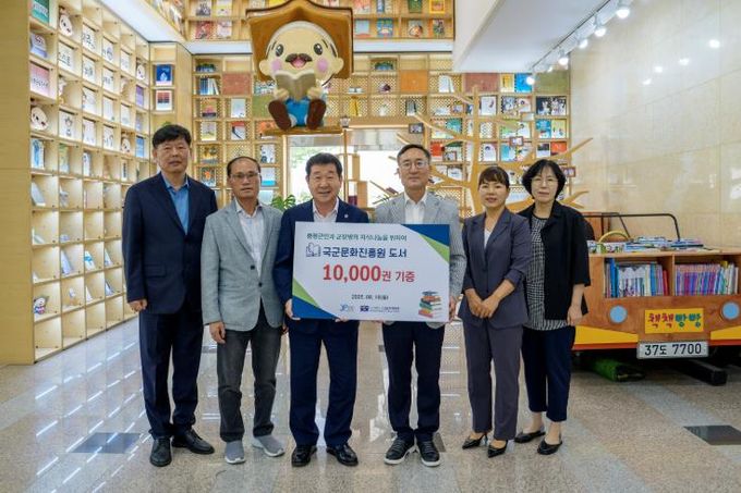 국군문화진흥원, 증평군립도서관에 신간도서 1만권 기증