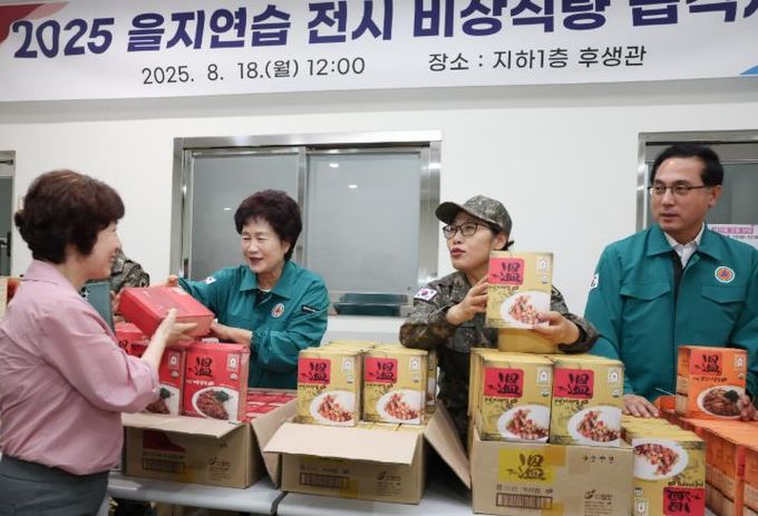 동구의회 오관영 의장, 직원들과 함께 전시 대비 전투식량 체험훈련