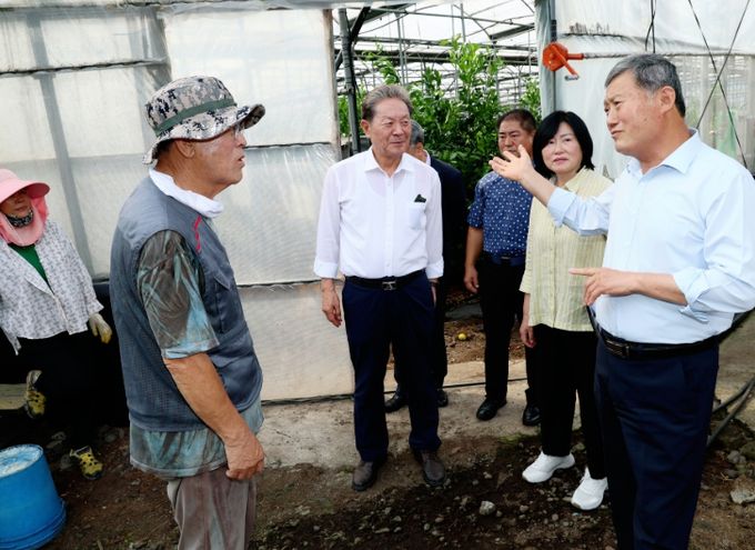 풋귤 재배 농가 방문한 김완근 제주시장