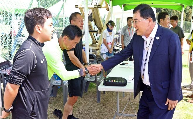 주낙영 경주시장이 19일 경주축구공원을 찾아 ‘2025 화랑대기 전국 유소년 축구대회’ 참가 선수와 관계자들을 만나 격려하고 현장을 살피고 있다.