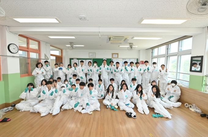 경북교육청, 월성 원전 인근 학교 피폭 대피훈련 실시(경주 양남중학교, 원전 방사능 누출 대피 훈련)(학생들과 훈련에 참가한 임종식 교육감)