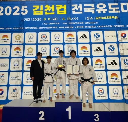 왼쪽부터 황진 지도자, 장가연(3학년), 윤은솔(2학년), 김규미(1학년), 강민서(3학년)