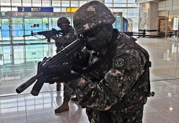 육군 제50사단 화랑여단 장병들이 19일 KTX경주역에서 열린 ‘2025 UFS/TIGER 합동 대테러 훈련’에서 총기를 겨눈 채 테러범 수색 작전을 펼치고 있다.