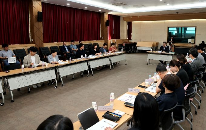 인구감소지역 시장군수구청장협의회 연구용역 최종보고회에 참석한 지자체 관계자 및 전문가들이 연구성과를 공유하고 있다.