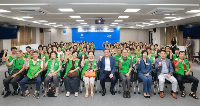 22일 유성구청 대회의실에서 진행된 지역자율방재단 역량강화 교육에서 정용래 유성구청장과 지역자율방재단원이 기념촬영을 하고 있다