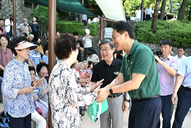오세훈 서울시장이 22일(금) 오전 중구 청구동마을마당 인근 고지대 이동약자 편의시설 설치 대상지 현장을 찾아 주민들에게 인사하고 있다.