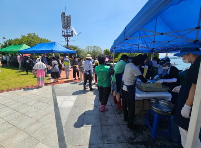 사천지역시민봉사단-짜장면 행복 나눔 봉사(8. 23. 토) (3) 배식 현장