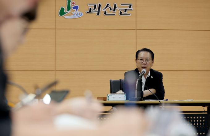 송인헌 군수가 월례간부회의에서 2025괴산고추축제와 유기농가요제 준비에 만전을 기할 것을 당부하고 있다