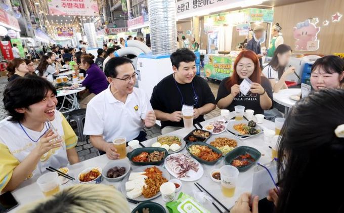 박희조 동구청장이 ‘중앙시장 푸드페스타’에서 청년들과 대화를 나누고 있다