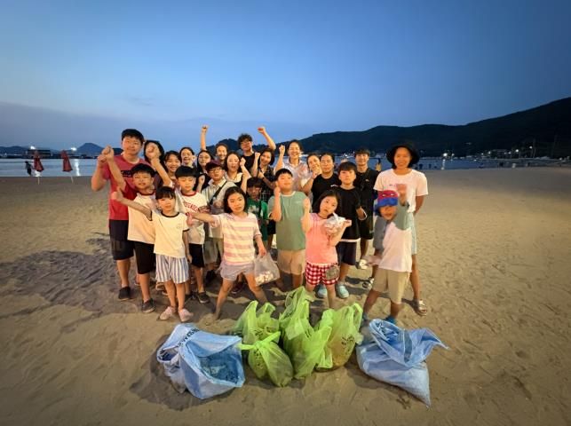 거제시가족센터‘함께 그린 가족봉사단’, 사곡해수욕장에서 환경정화 봉사활동 펼쳐
