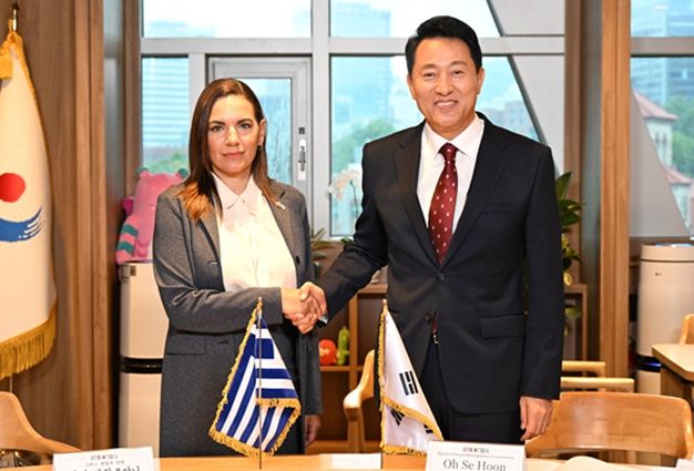 오세훈 서울시장이 25일 올가 케팔로야니 그리스 관광부 장관과 기념사진을 촬영하고 있다.