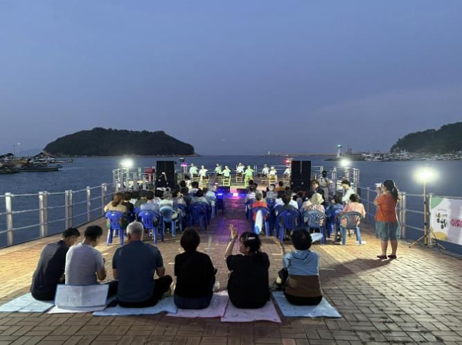 남해군 미조면 주민자치회, '해질녘 버스킹' 행사 성공적 마무리