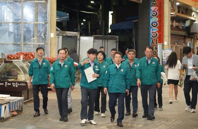 영주동 문화의거리 환경개선사업 진행상황을 점검 하고 있다.