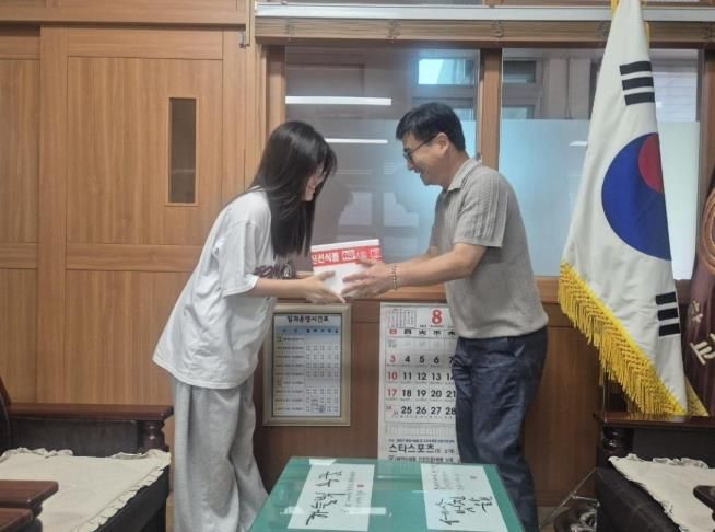 합천군 삼가중학교 운영위원회, 학생들에게 태영한우 장학품 전달