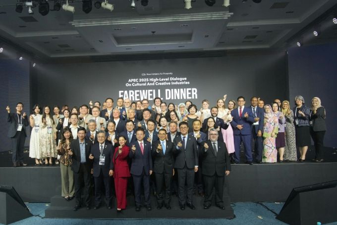 27일 오후 경북 경주 라한호텔 컨벤션홀에서 열린 ‘2025 APEC 문화산업고위급대화’ 환송만찬에서 각국 대표단이 기념촬영을 하고 있다