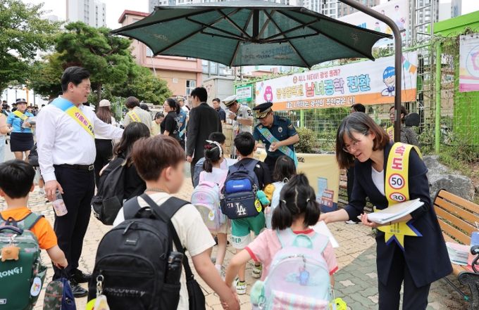숭의초·문학초에서 어린이 교통안전 캠페인