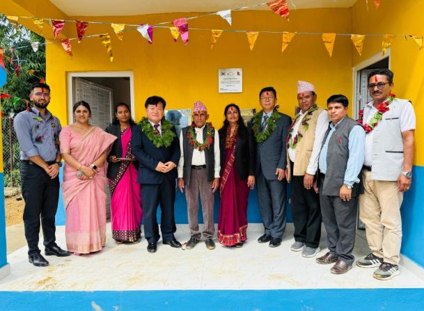 수원화장실 앞에서 준공식 참석자들이 기념 사진을 촬영하고 있다.