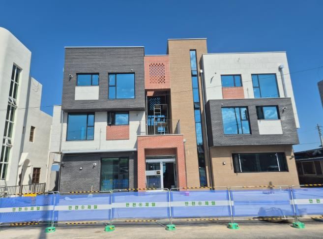 경주시 감포읍에 들어서는 ‘청년마을 공유주거’ 전경. 현재 공정률 90%로 이달 준공과 함께 입주자 모집에 들어간다.