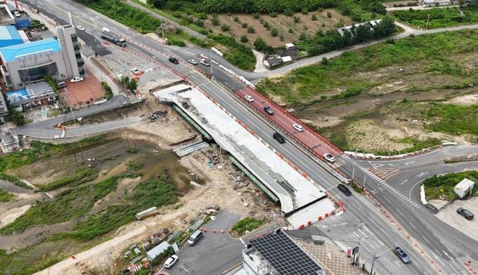 차량 통행과 병행해 마무리 공사가 진행 중인 시래교 재가설 현장