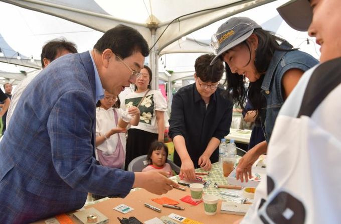 주낙영 경주시장이 30일 경주문화관 1918 광장에서 시민프로듀서 프로그램에 참여하고 있다