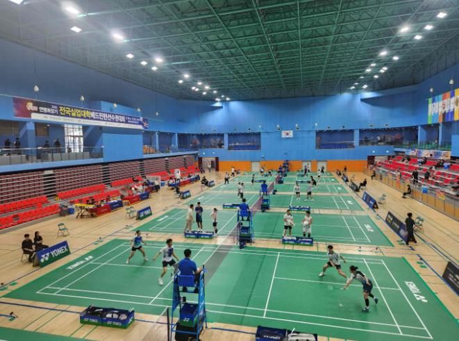 밀양시배드민턴경기장에서 열린 ‘2025 연맹회장기 전국실업대학배드민턴선수권대회’경기 장면