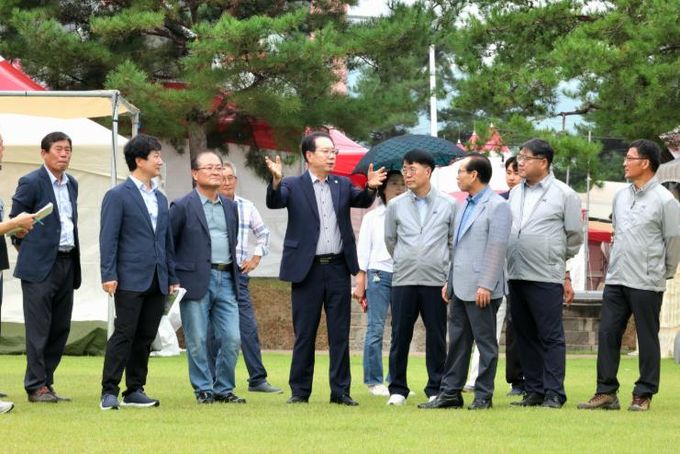 송인헌 군수가 축제 개막을 앞두고 현장을 점검하고 있다