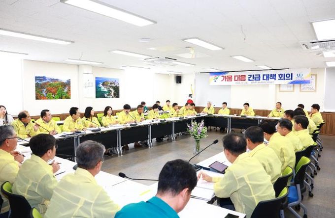 울진군은 최근 강수량 부족으로 가뭄 우려에 대응하기 위해 지난 9월 1일 군청에서‘가뭄 대비 긴급대책회의’를 열고 부서별 가뭄 대응체계를 점검했다