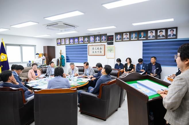 남해군의회는 3일 의장실에서 9월 정례 의원간담회를 개최했다.