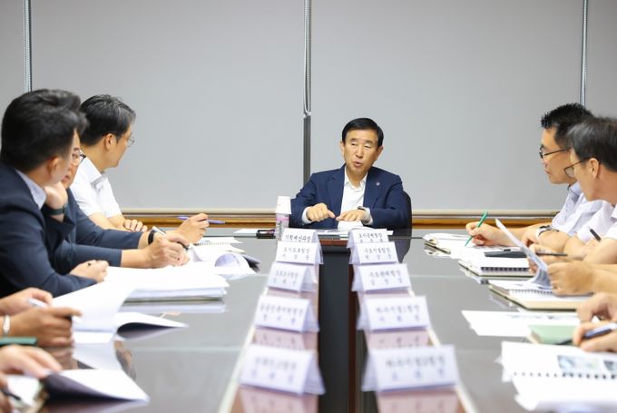 충주시, 공공시설물 하자 근본 개선 나선다(회의에서 조길형 시장이 지시하고 있다)