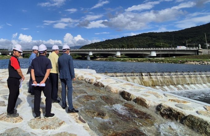 주낙영 경주시장이 4일 북천 유지수 확보사업 현장을 점검하며 관계자들과 공정 진행 상황을 살펴보고 있다.