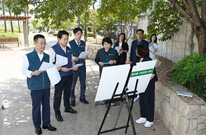 울산 중구의회(의장 박경흠) 복지건설위원회(위원장 정재환)는 5일 공룡발자국공원 등 혁신도시 내 주요 근린공원에 대한 현장점검활동을 펼쳤다