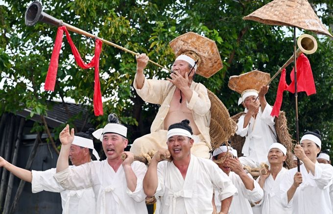 밀양백중놀이 퍼레이드 공연 중 풍물 길놀이 모습