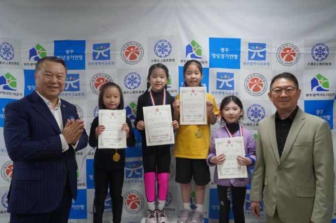 제1회 연맹회장기 생활체육 빙상대회 시상식(왼쪽 전갑수 체육회장, 오른쪽 박병석 빙상 회장)