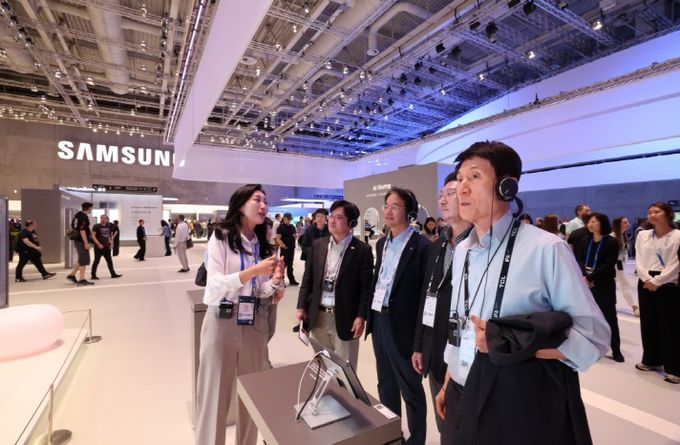 독일 베를린에서 열린 세계 최대 규모의 가전·디지털 전시회 IFA(Internationale Funk Ausstellung Berlin)를 참관하고 있다.