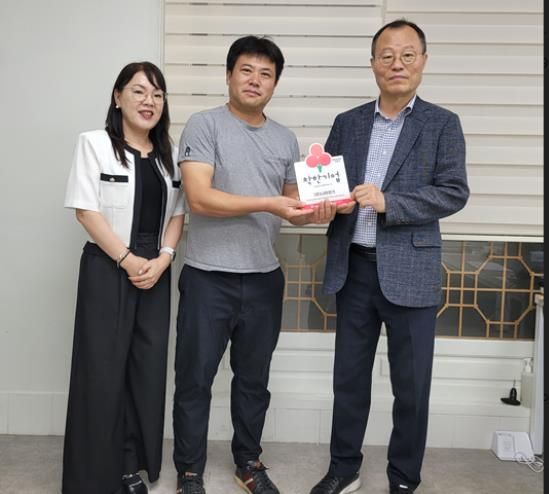 김해시복지재단 서부노인종합복지관, 착한기업 229호점 “(주)나라전기” 현판 전달식