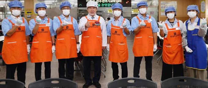 이정선 광주시교육감이 8일 빛고을노인건강타운을 방문해 배식 봉사를 마친 후 교육청 간부 공무원들과 함께 기념사진을 촬영하고 있다.