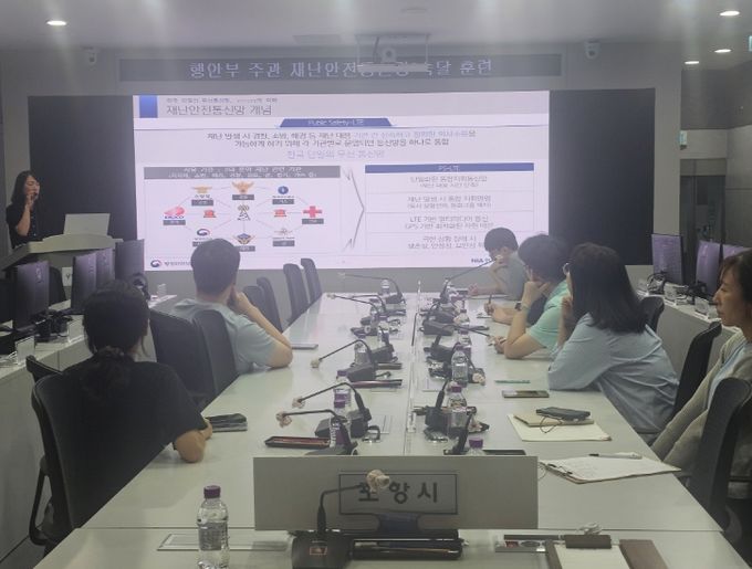 포항시는 행안부와 재난 소통 체계를 강화하기 위해 재난안전통신망 합동 훈련을 실시하고 있다.