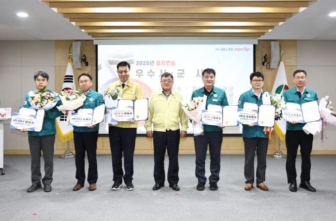 박영규 남해부군수(왼쪽에서 2번째)