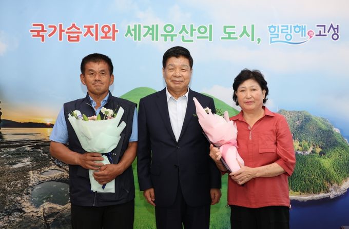 고성군, 인명 구조에 용기 보여준 군민 2명에게 표창장 수여