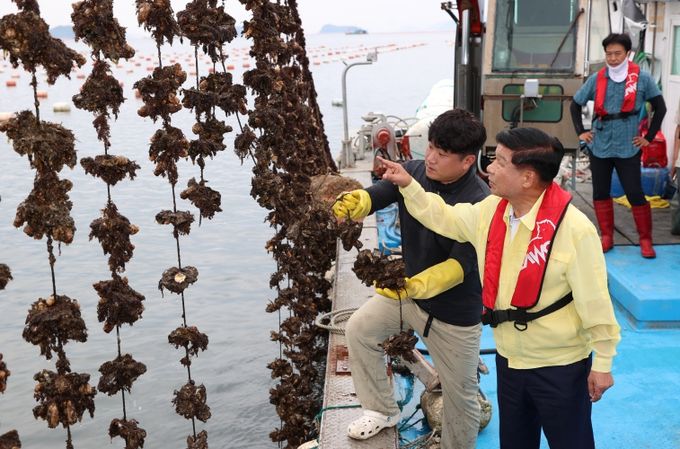 이상근 고성군수, 산소부족 물덩어리 발생에 따른 굴·가리비 피해 양식장 현장 방문