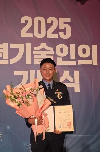 충주시서 첫 대한민국 명장 배출(이용우 준위 명장증서 기념사진)