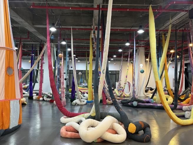 영주 148아트스퀘어 중앙홀에 전시된 우주숲 모습이다