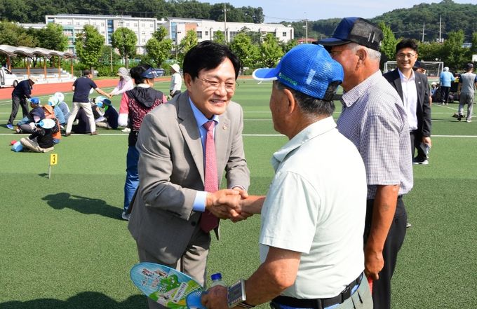 강화군, 민선 8기 핵심 공약 ‘어르신 무상택시 사업’ 본격 시행(박용철 군수 자료사진)