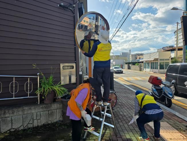 의성군자원봉사센터, ‘우리동네 안전도로 지킴이: 반사경 세척’ 봉사활동 전개